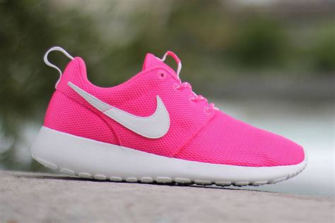 nike roshe run yeezy damen grau pink weiß|Nike Roshe Run Sneakers .